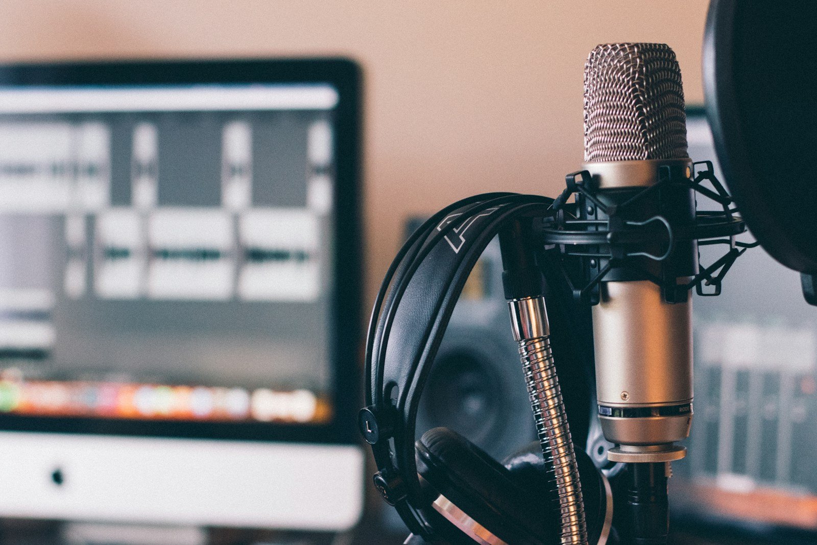 Learn 7 actionable strategies to start how to make money online by voice acting. Discover tips, tools, platforms, and techniques to grow your online voice acting career fast.